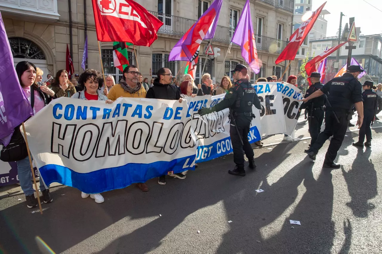 Osakidetzako garbiketa-azpikontratetako langileen protesta. Artxiboko argazkia: EFE