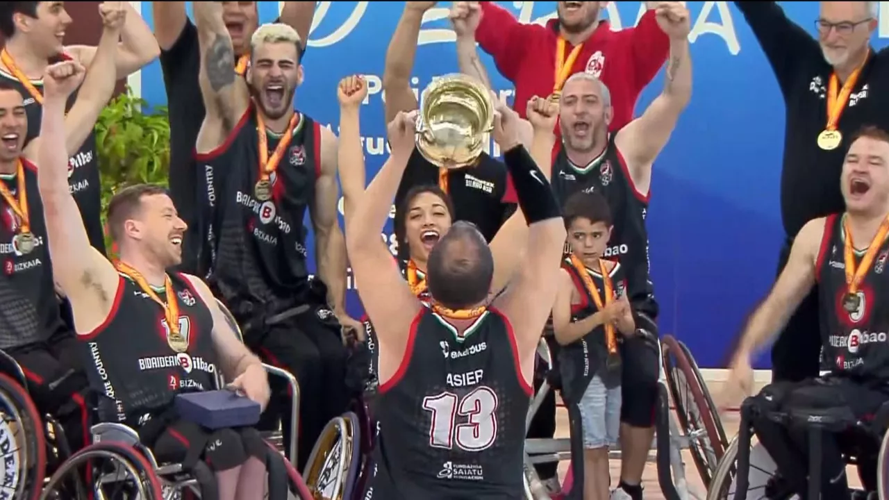 Bidaideak taldearen artxibokko argazkia, 2023ko Errege Koparen garaipena ospatzen