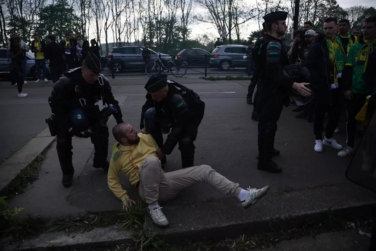 Atxiloketa, Frantziako Estadioaren atarian. Argazkia: EFE