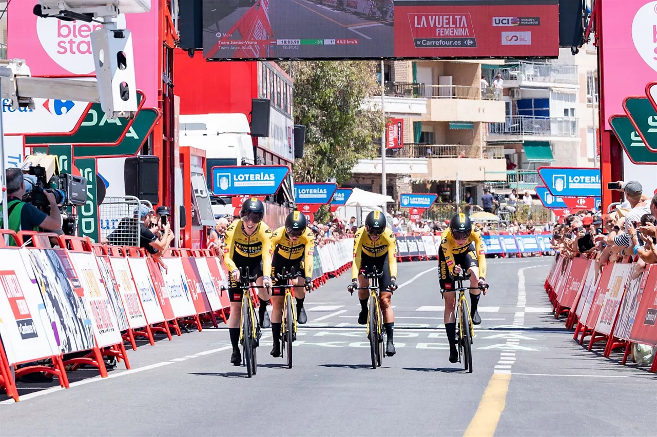 Jumbo-Vismako kideek helmuga zeharkatu duten unea.