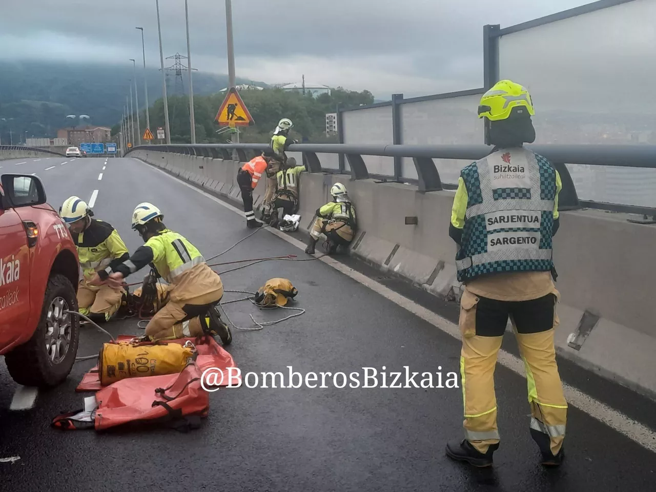 Suizidio saiakera Arrontegiko zubian. Argazkia: @BomberosBizkaia.