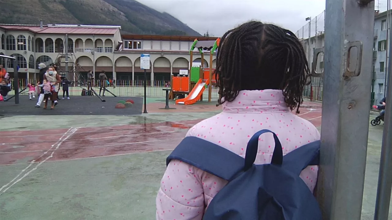 Ikasle bat eskolaren sarreran zain. Argazkia: EITB MEDIA