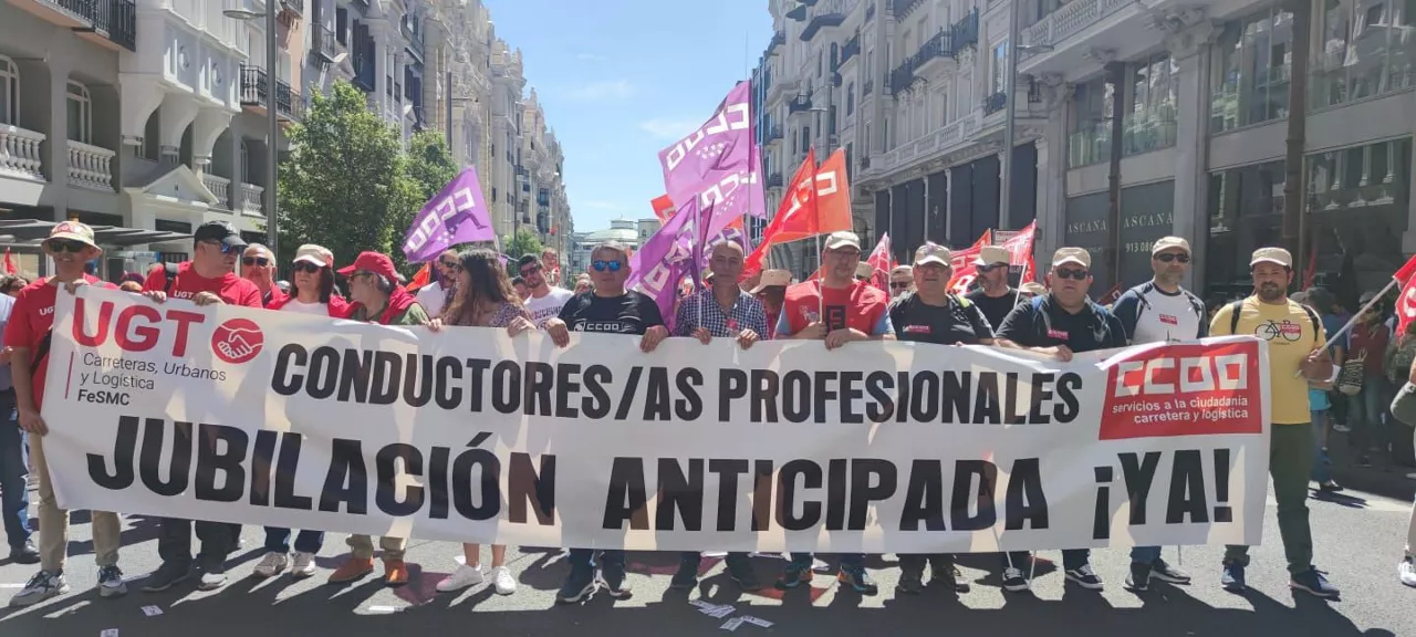 Errepide bidezko garraioko CCOO eta UGT sindikatuen ordezkariak Maiatzaren Leheneko manifestazioan.