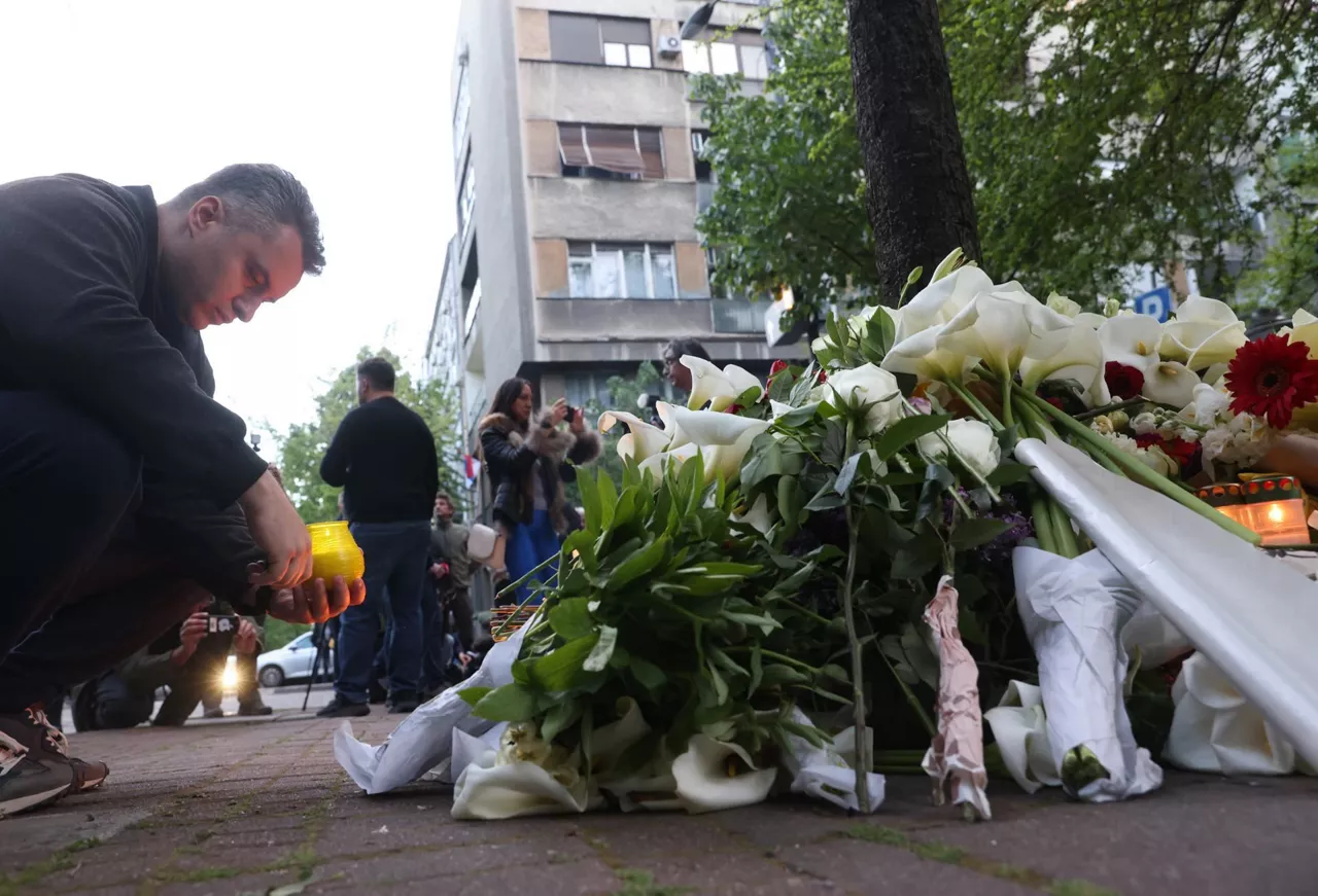 Gizon bat tiroketa gertatu zen lekuan lorak jartzen