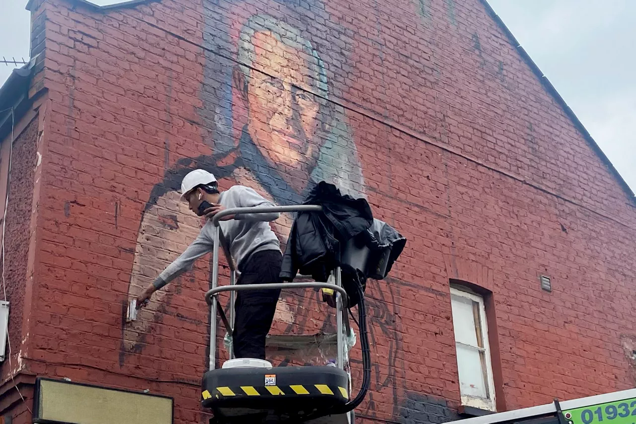 Mural por Carlos III en Londres. Foto: Efe