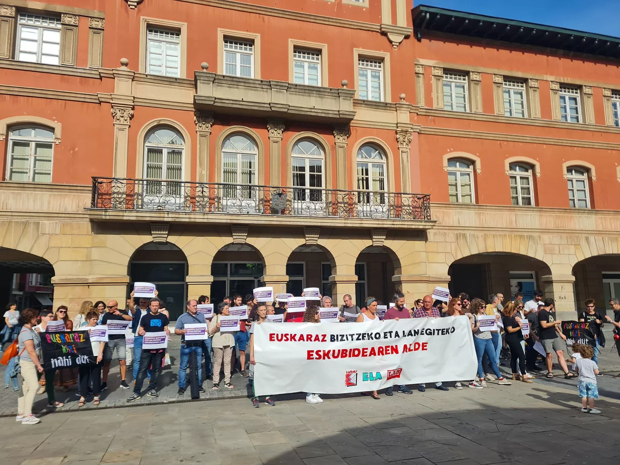 Concentración en Erandio contra la sentencia que rechaza exigir el B2 de euskera a un policía. EITB