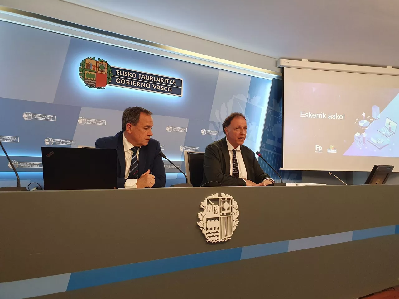 Jorge Arevalo eta Nicolas Sagarzazu, prentsaurrekoan, astelehen honetan. Argazkia: Hezkuntza Saila
