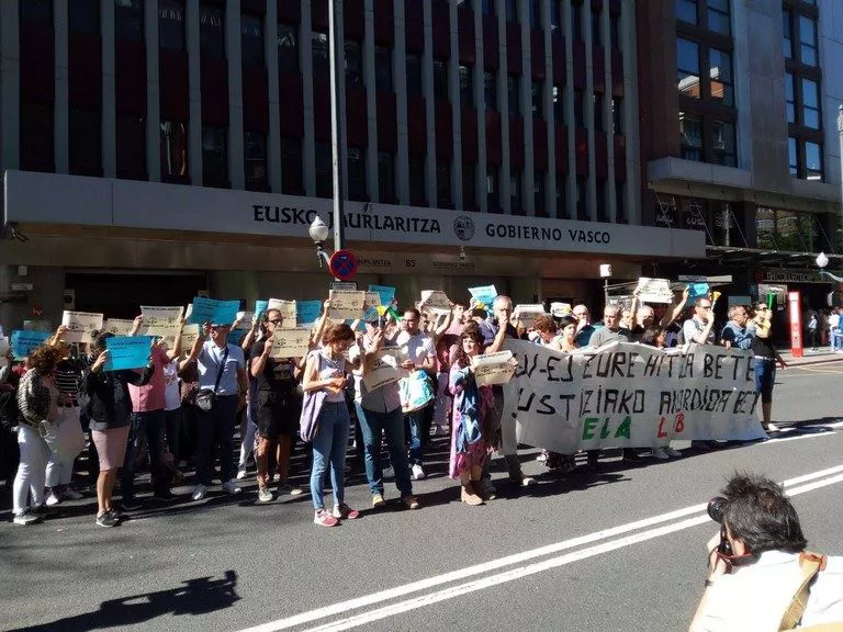 Concentración del personal de Administración de Justicia frente a la sede del Gobierno Vasco.