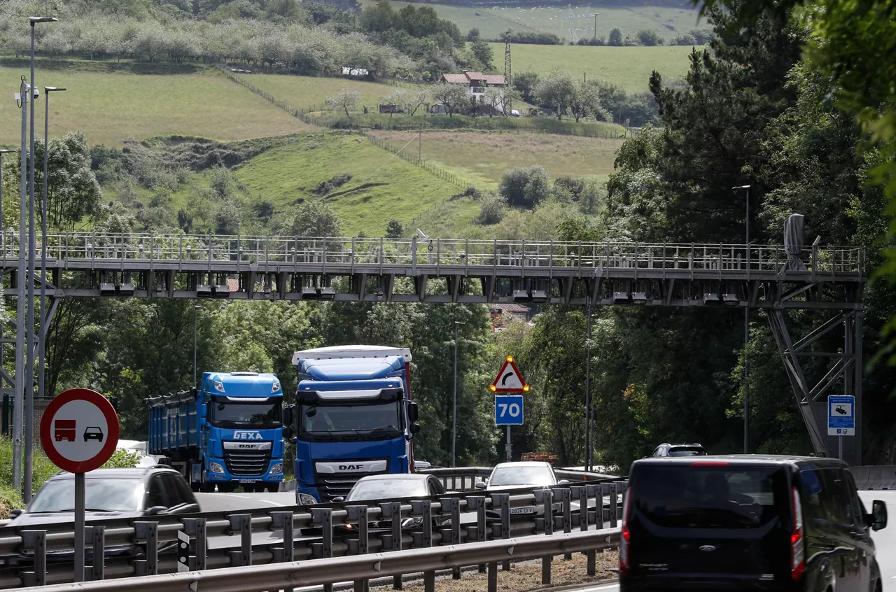 Varios camiones pasan por los arcos de la N-1, a la altura de Andoain.