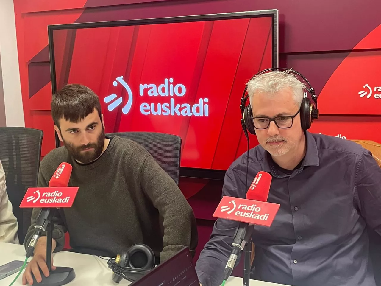 Endika Núñez, analista de datos, y Santi Pisonero, sociólogo. Foto: EITB Media