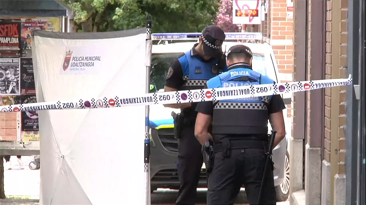 Iruñeko udaltzainak joan den astean, hilketaren tokian. Irudia: EITB Media.