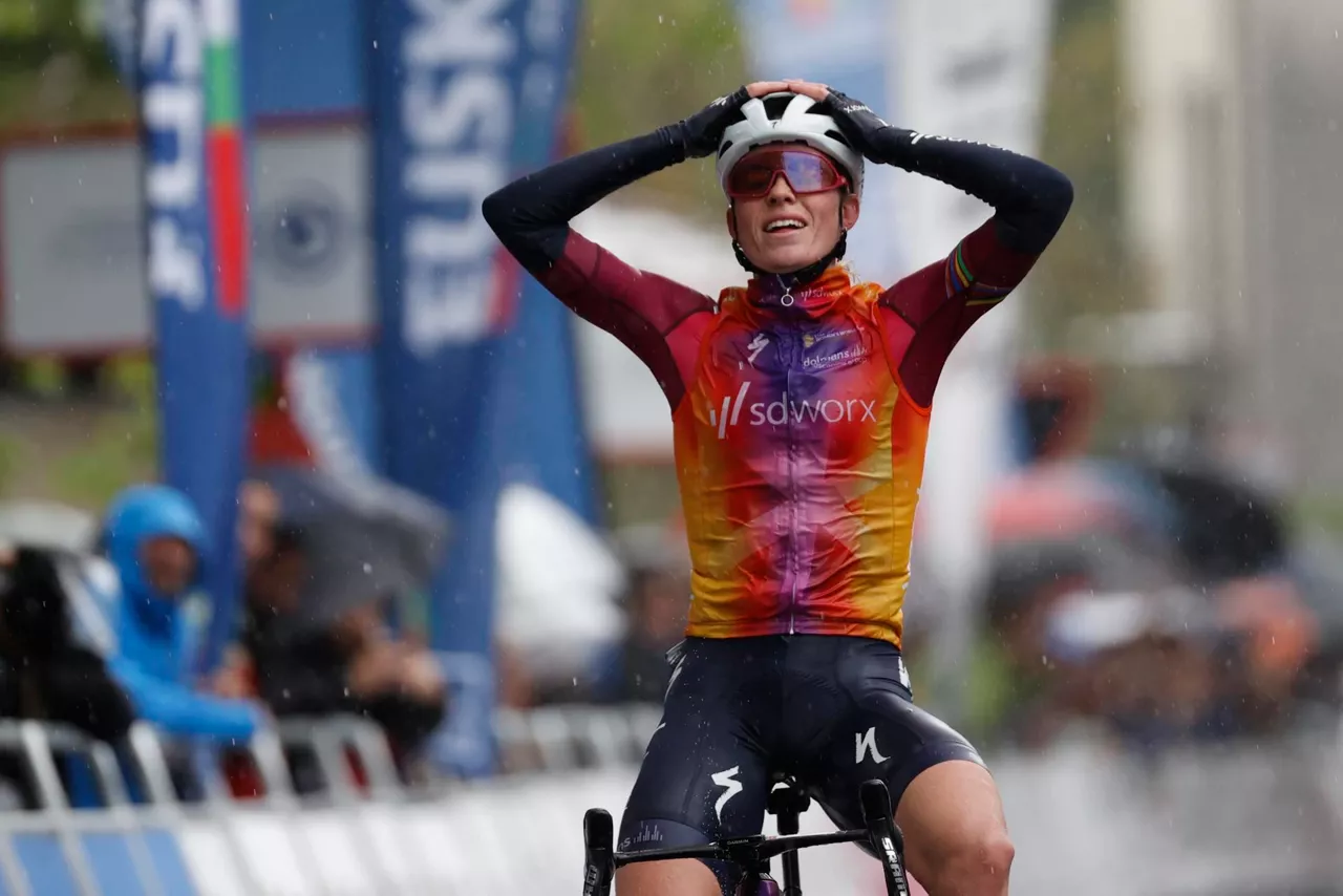 Demi Vollering, artxiboko irudian, Euskal Herriko Itzulian. Argazkia: EFE.