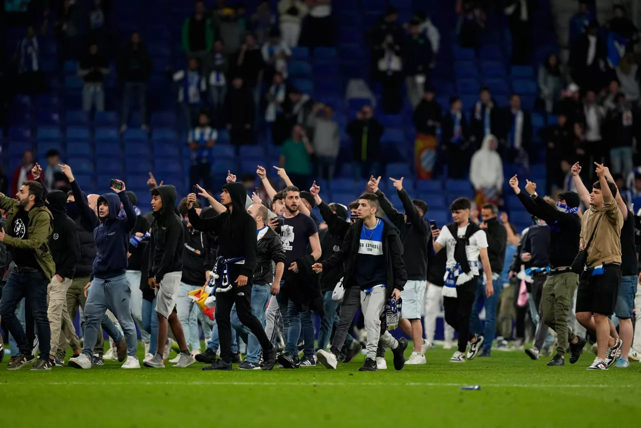 Partida amaituta, hainbat ultra zelaira irten ziren. Argazkiak: EFE.