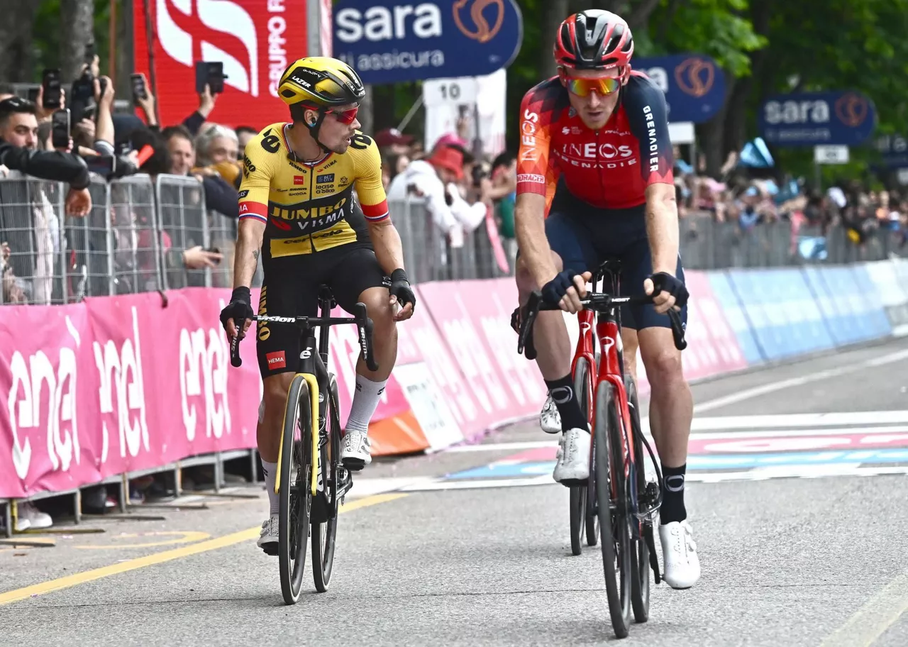 Primoz Roglic eta Tao Geoghegan Hart, Giroko etapa batean. Argazkia: EFE.