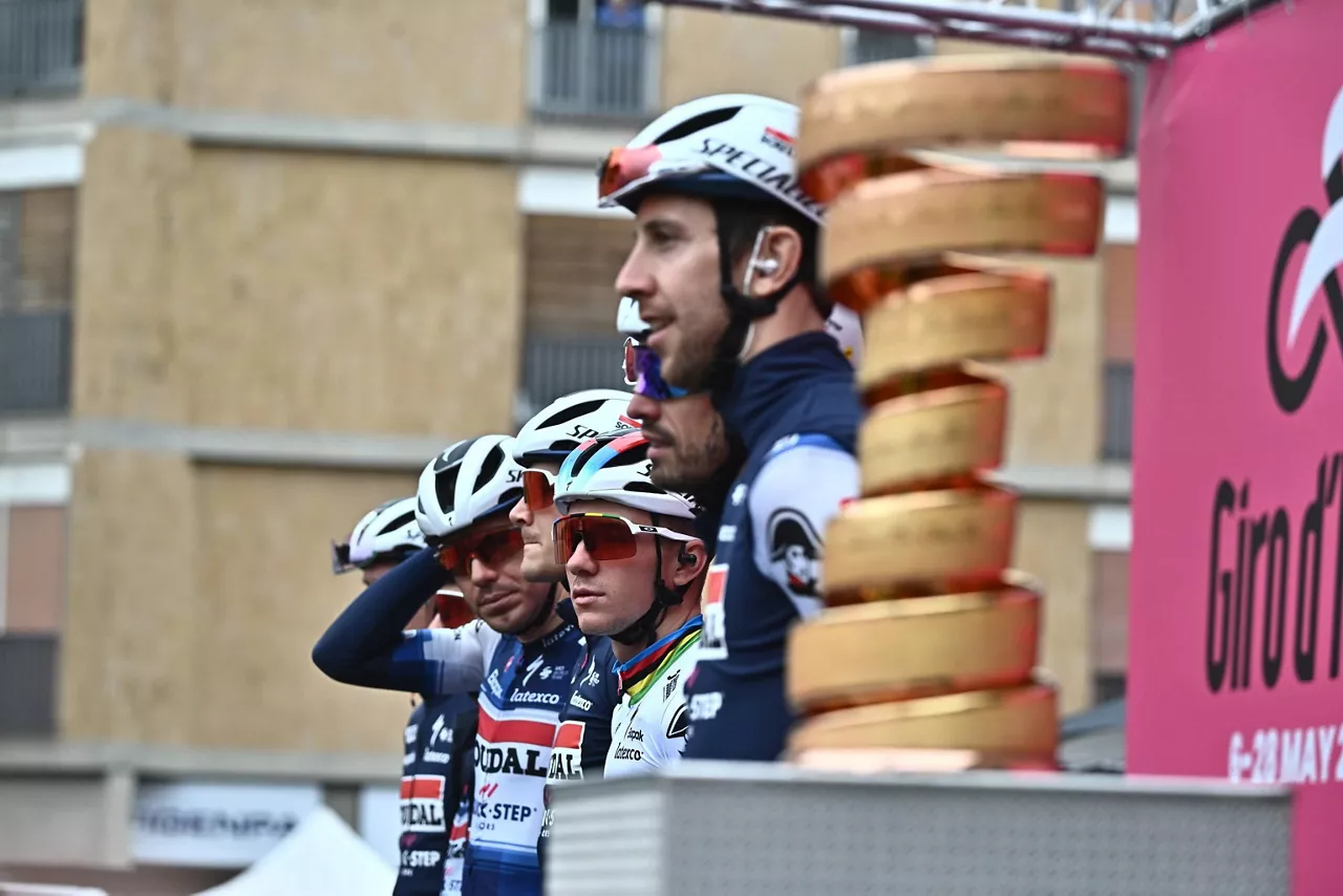 Soudal Quick-Step taldeko txirrindulariak. Argazkia: EFE.