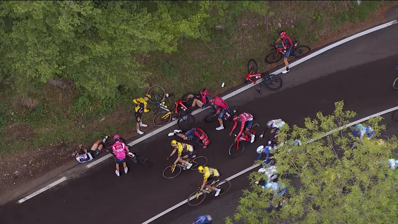 20230517155625_caida-etapa-11-giro-2023_