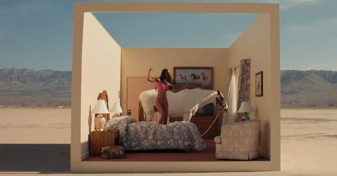 Bad Bunnyren 'Where She Goes' abestiaren bideoklipa