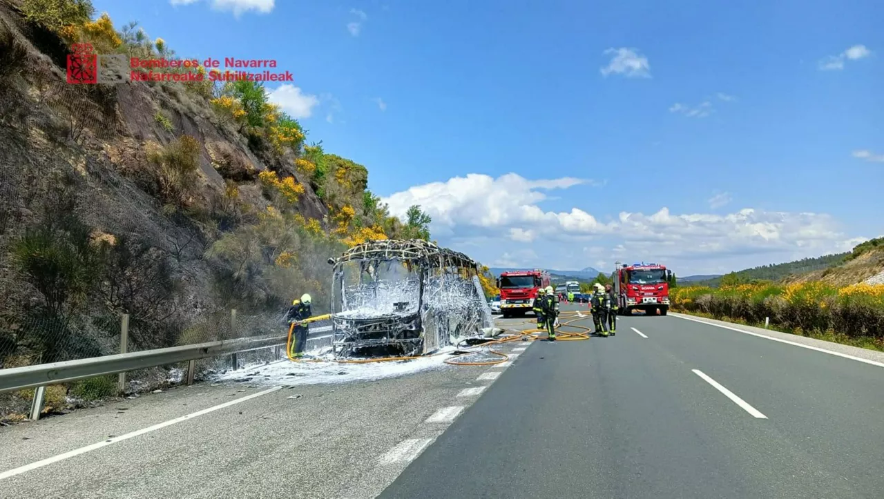 Imagen del autobús calcinado. Foto: Bomberos de Navarra