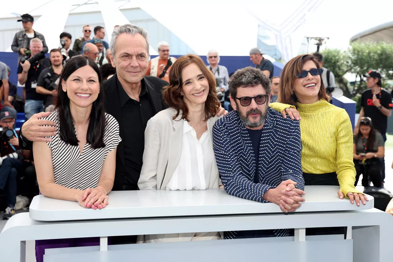 Helena Miquel, José Coronado, Ana Torrent, Manolo Solo y Helena Miquel, en Cannes. Foto: Efe.