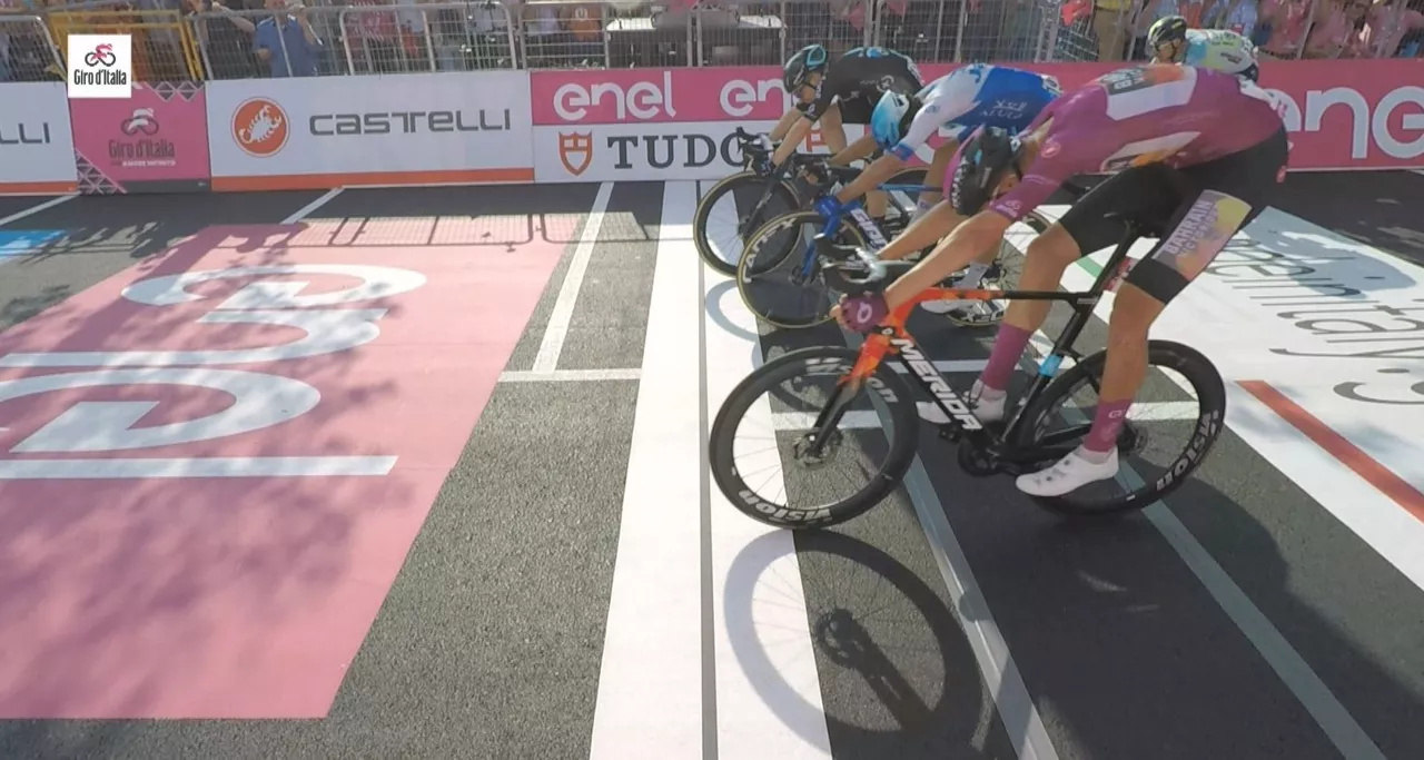 Dainese, al fondo de la imagen, se ha adjudicado la victoria al esprint. Foto: EITB Media.