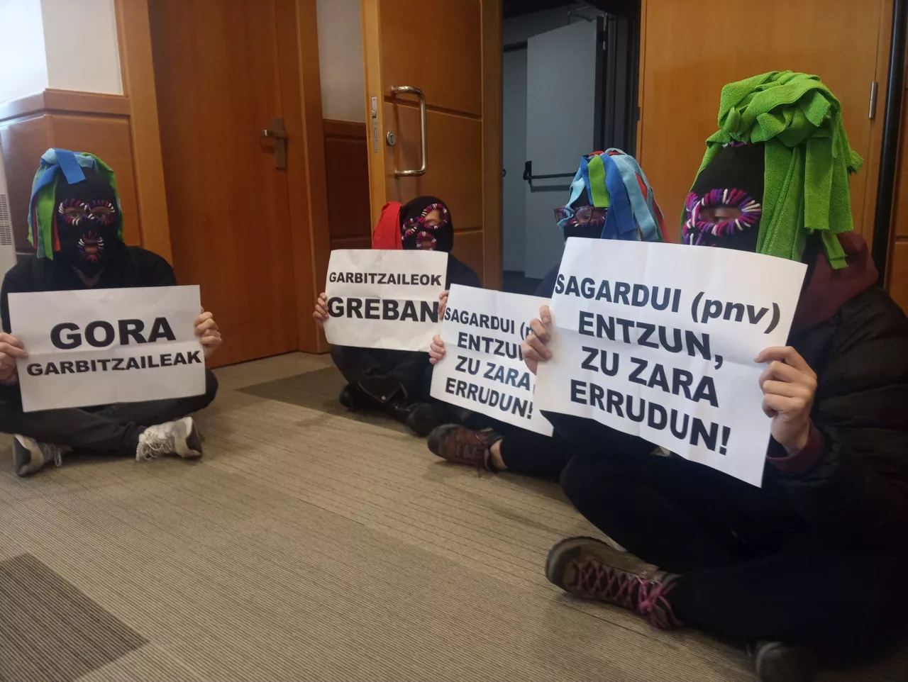 Osakidetzako garbiketa-zerbitzuko langileak Osasun sailburuaren bulegoan eserita