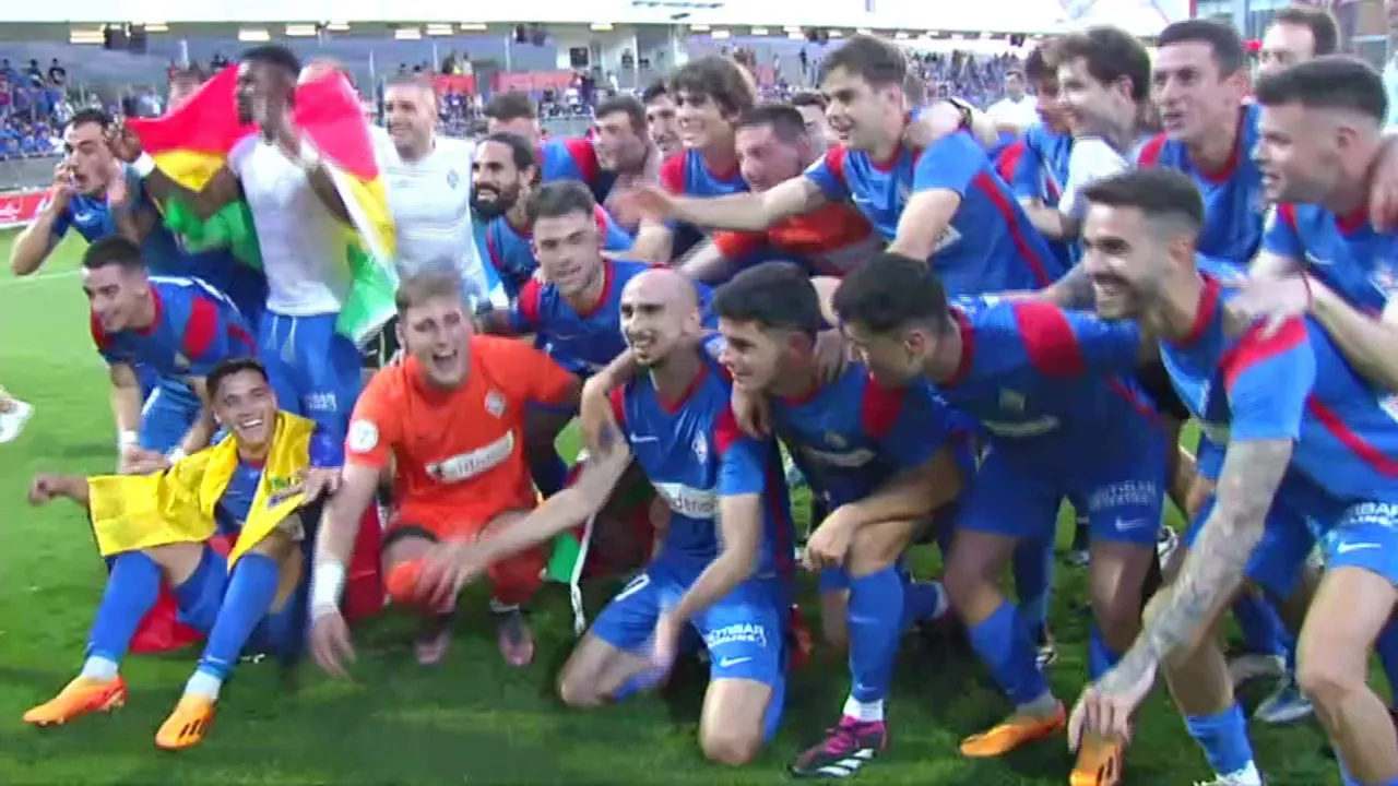 Amorebieta SDko jokalariak igoera ospatzen.