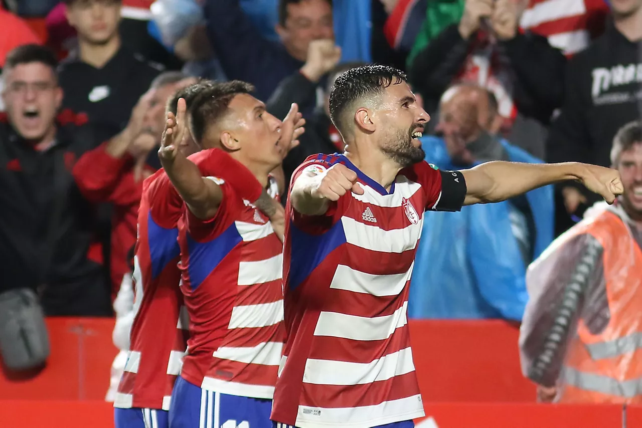 Jugadores del Granada celebrando uno de los goles.