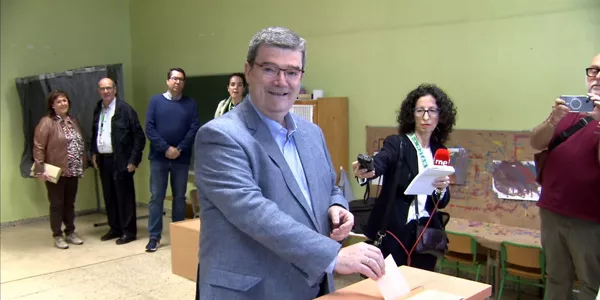 Juan Mari Aburto, alcalde de Bilbao, deposita su voto. Foto: EFE