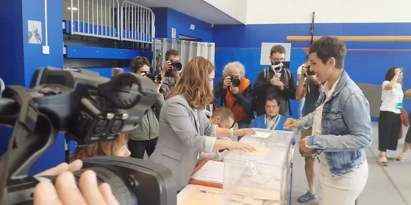 Rocío Vitero, candidata de EH Bildu a la alcaldía de Vitoria-Gasteiz, votando. Foto: EITB Media