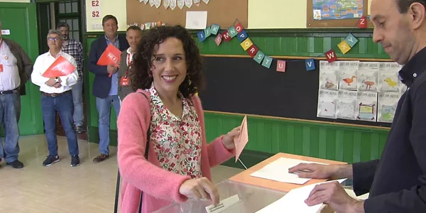 Nora Abete, candidata a la alcaldía de Bilbao por el PSE-EE, vota en la capital vizcaína. Foto: EITB Media