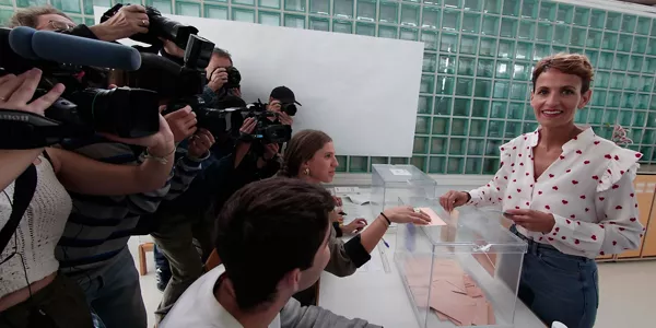 María Chivite, presidenta del Gobierno de Navarra, deposita su voto. Foto: EFE