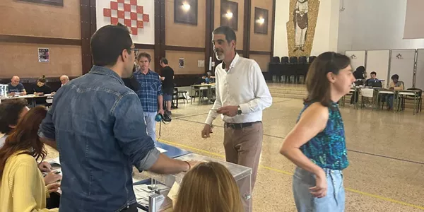 Eneko Goia, alcalde de San Sebastián, vota en la capital guipuzcoana. Foto: EITB Media