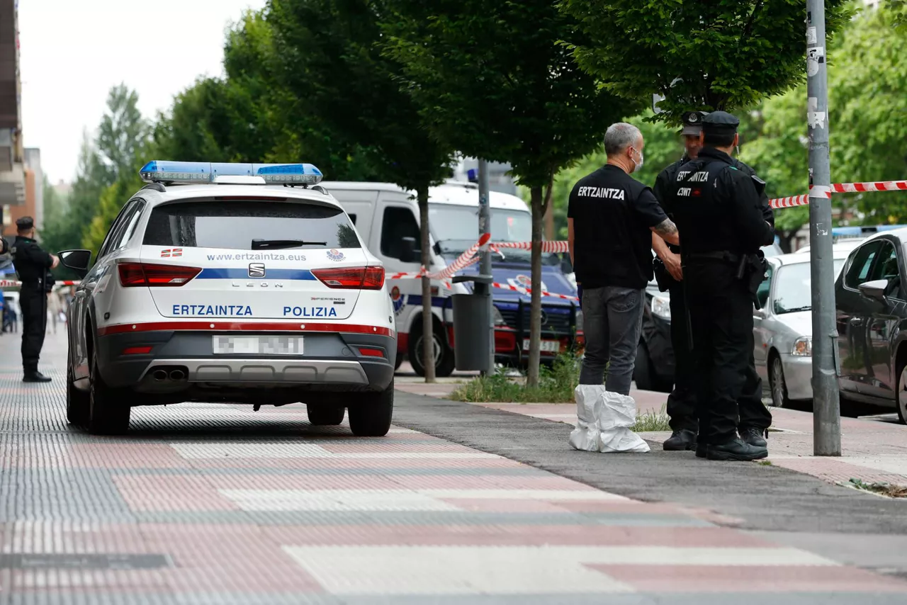 Ertzaintzako agenteak, hilketa gertatu zen tokian.