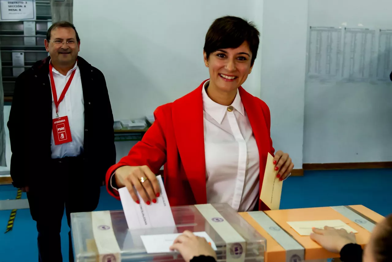 La ministra de Política Territorial, Isabel Rodríguez, vota durante el 28M