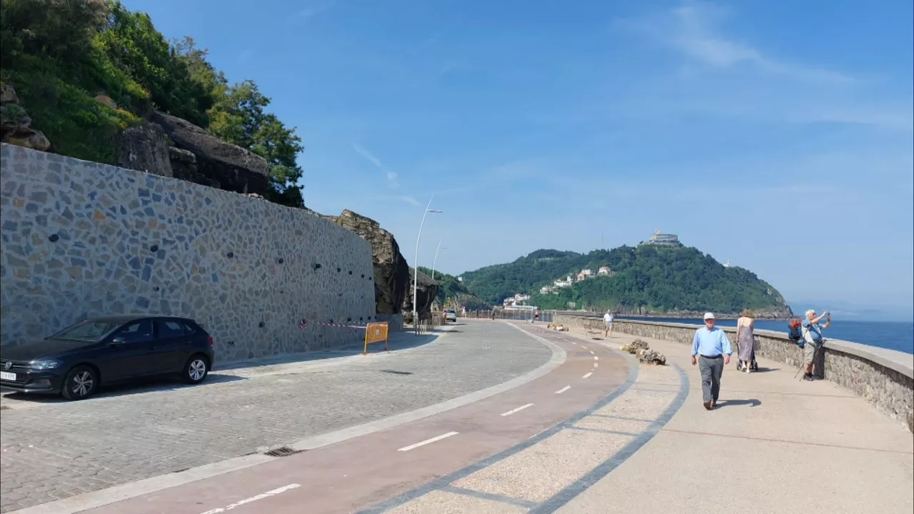 Auto bat aparkatuta Pasealeku Berrian. EITB Mediaren artxiboko bideo batetik ateratako irudia