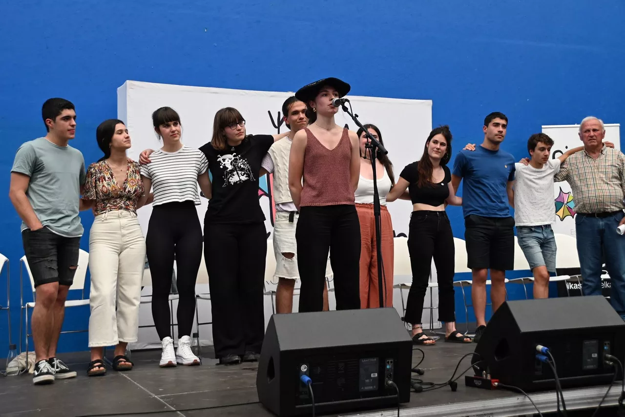 Haira Aizpurua, txapelarekin gainerako bertsolariekin batera. Argazkia: Bertsozale Elkartea.