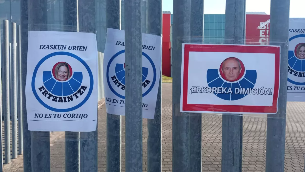 En la protesta han criticado al consejero de Seguridad Josu Erkoreka.