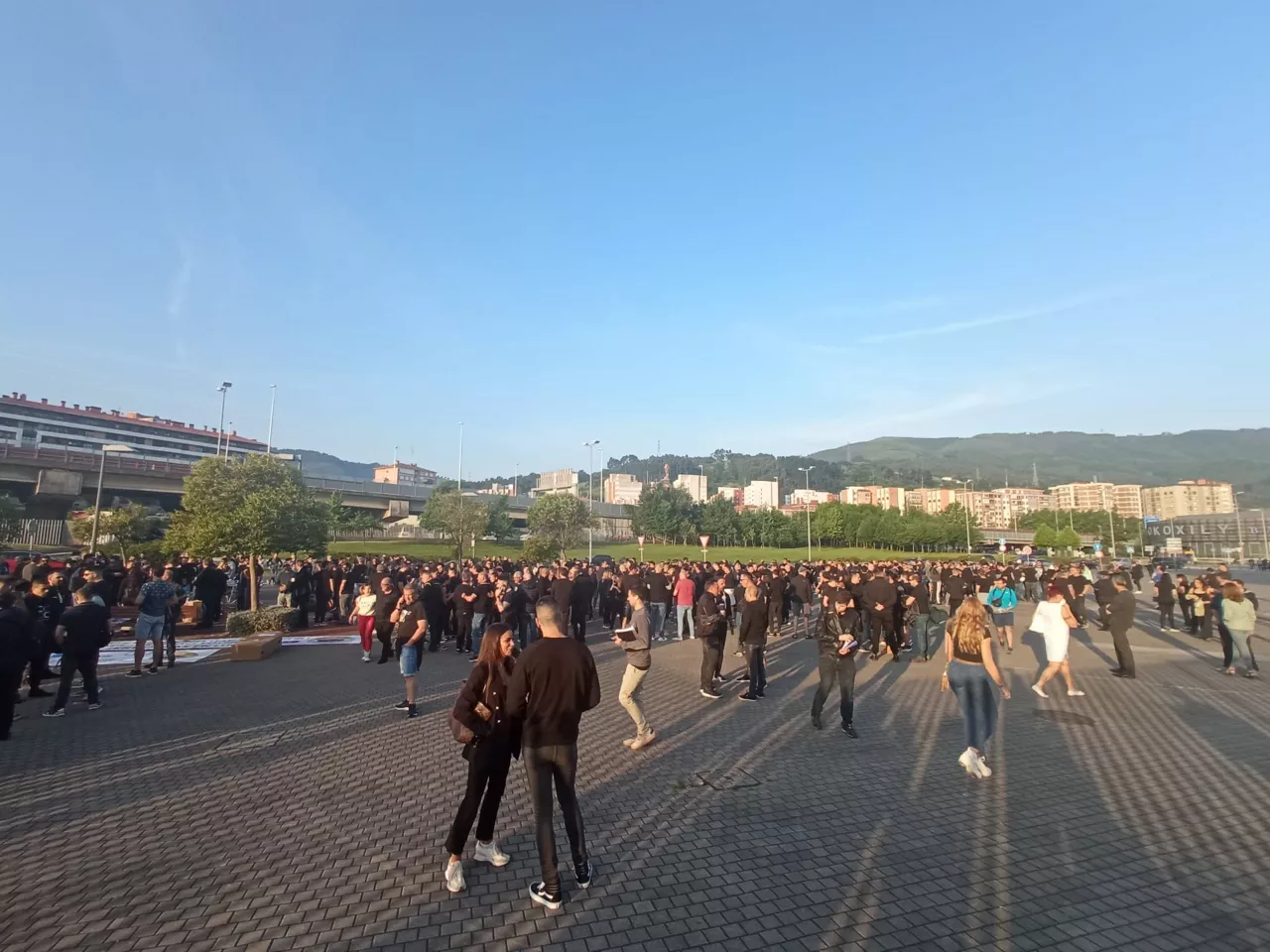 Centenares de ertzainas se han concentrado esta mañana frente al BEC.