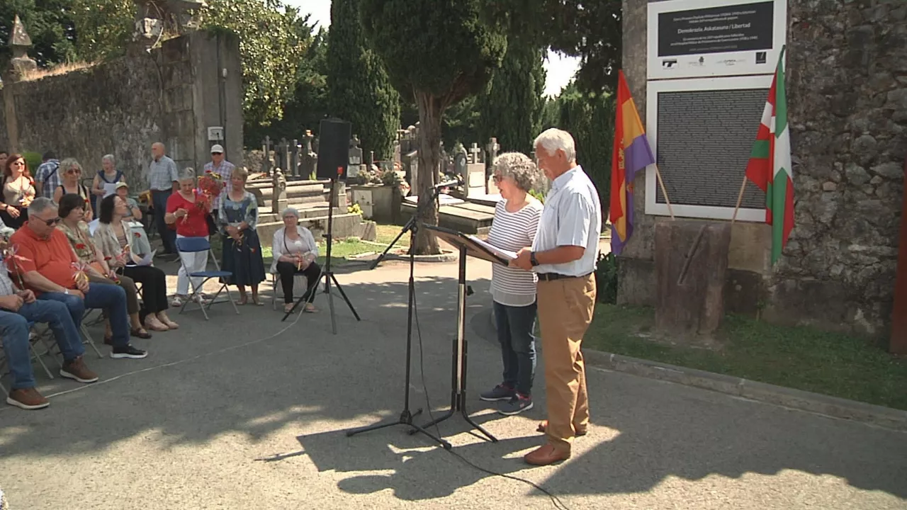 Una placa recoge los nombres de todas las personas presas que murieron en aquel hospital militar.