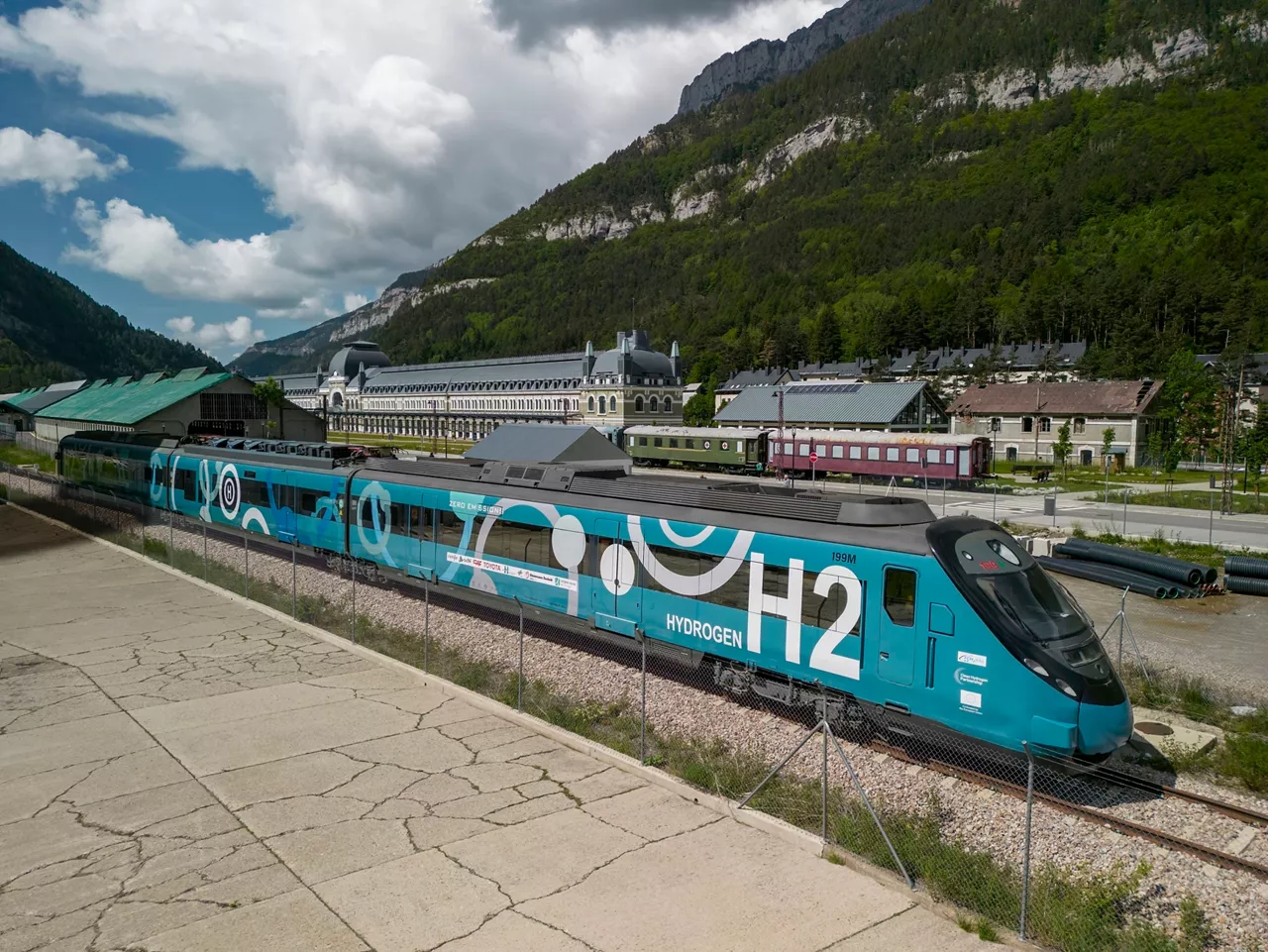El tren propulsado por hidrógeno en la estación de Canfranc. Foto: CAF