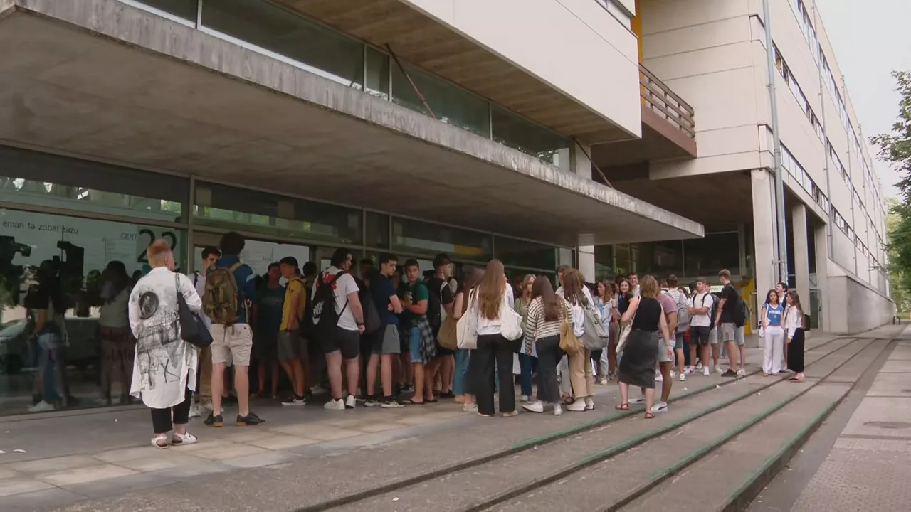 Decenas de estudiantes esperando para realizar las pruebas. Foto: EITB MEDIA