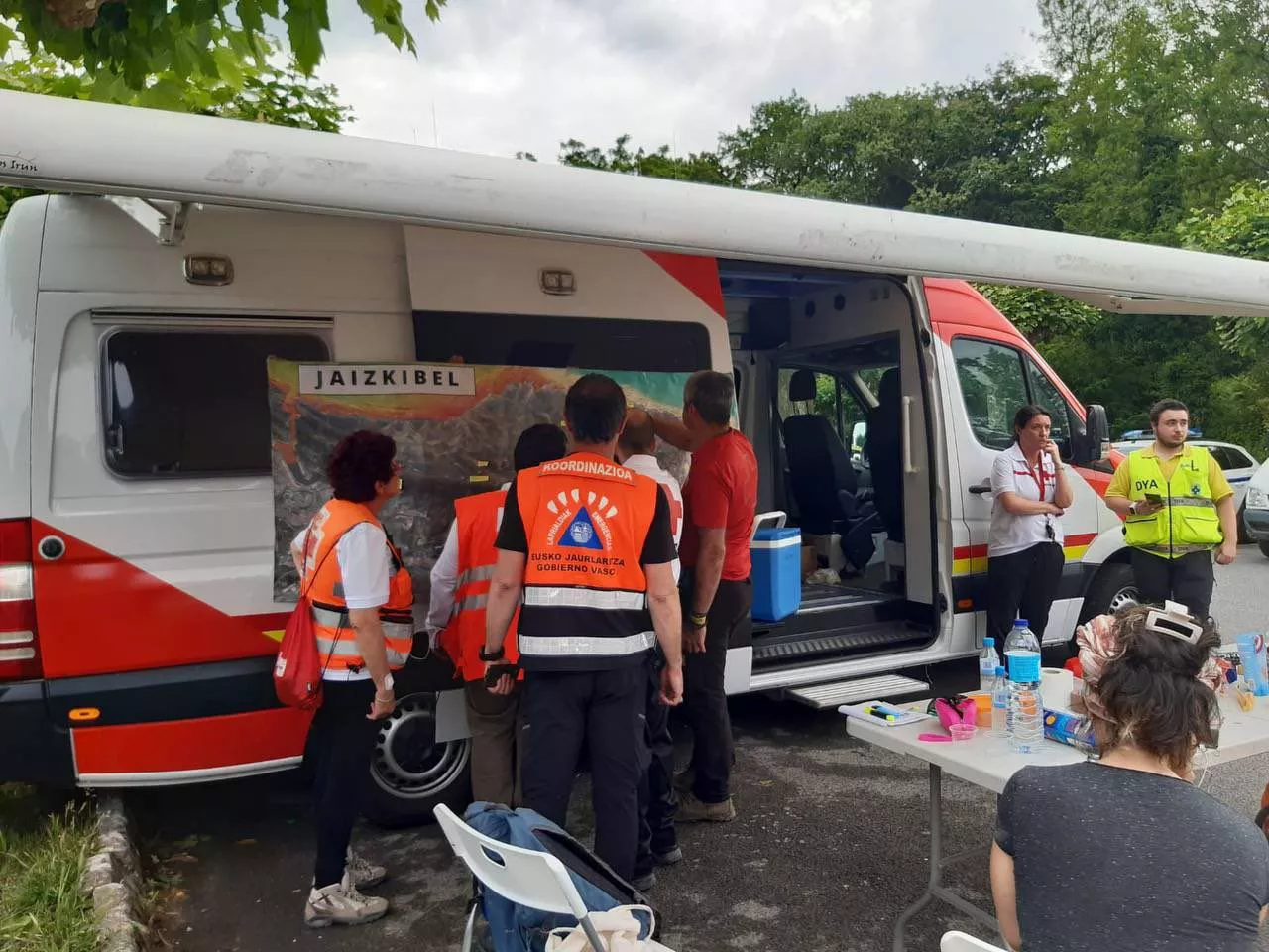 Miembros de los servicios de emergencia en el puesto de mando.