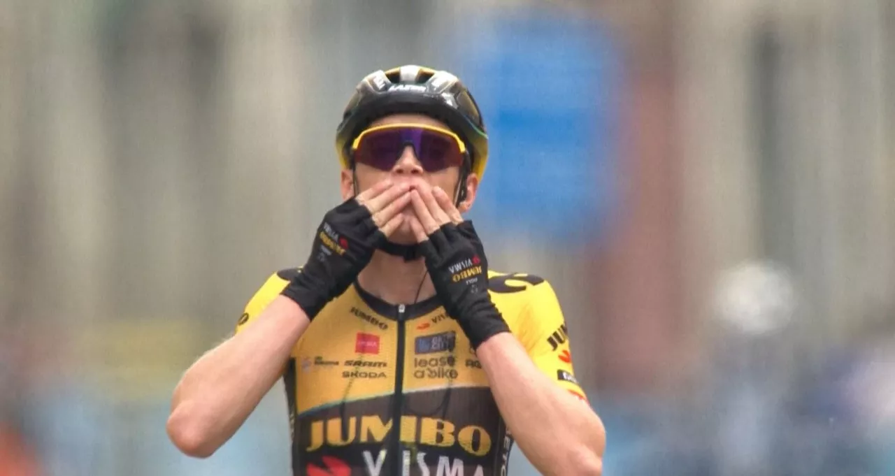 Jonas Vingegaard aurtengo denboraldiko garaipen bat ospatzen.