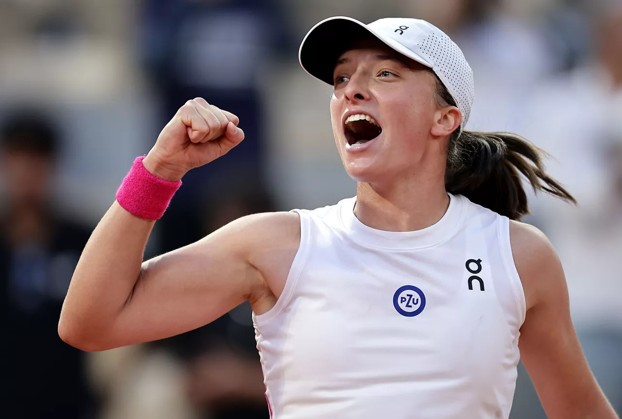 Iga Swiatek celebrando su victoria en el Roland Garros 2023.