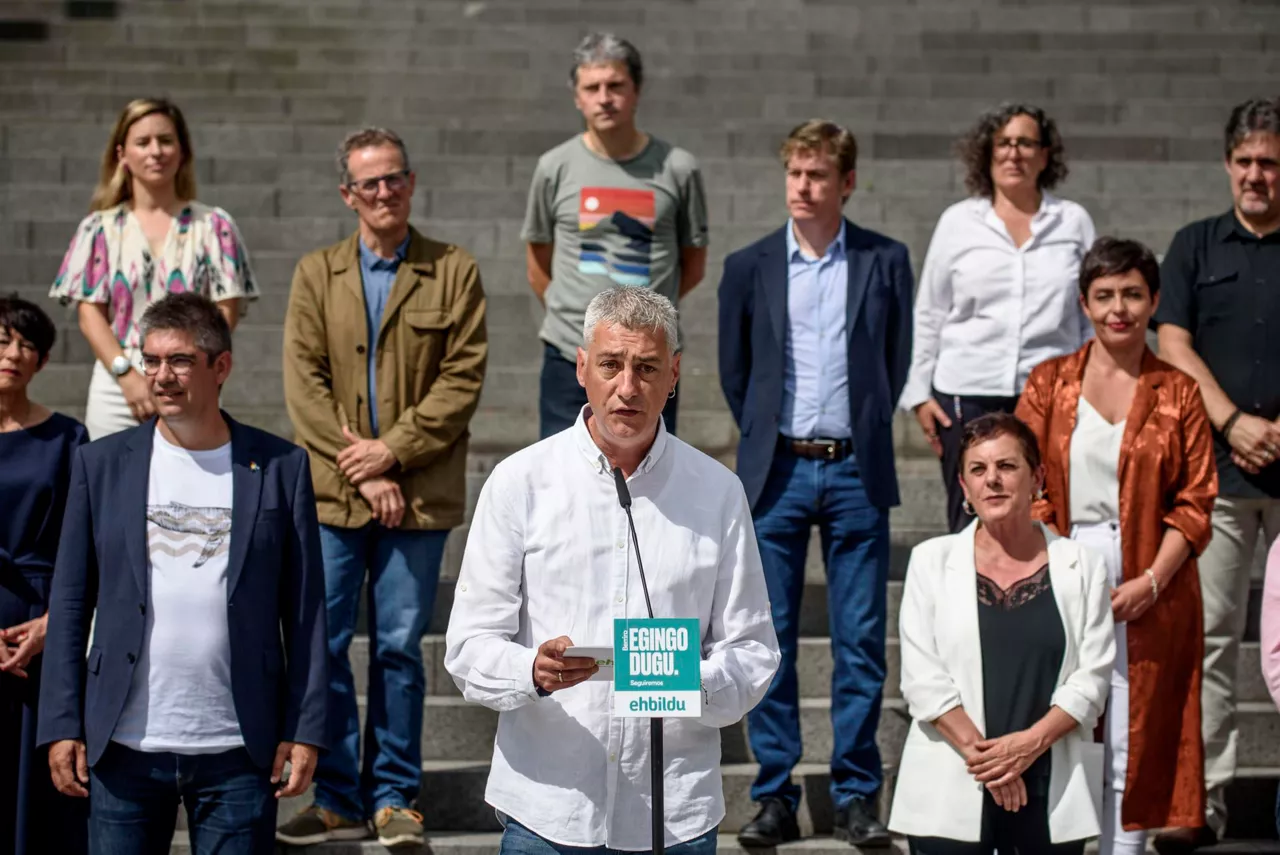 Rueda de prensa de Oskar Matute y Mertxe Aizpurua, junto a compañeros de EH Bildu. Foto: EFE
