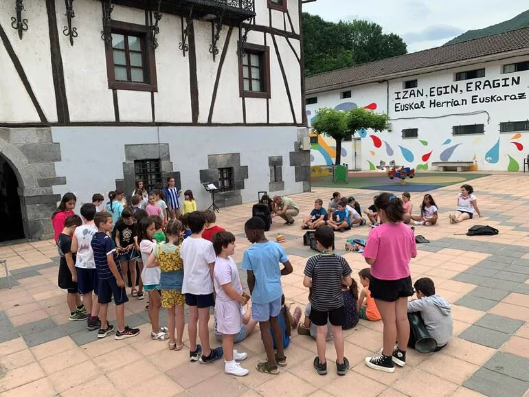 Estudiantes de la escuela de Lizartza ultiman los preparativos y ensayos para mañana. Foto: Irekia