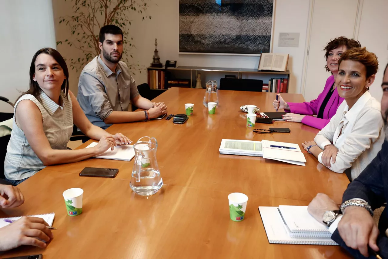 Imagen de una reunión entre representantes de Contigo Navarra y PSN. Foto de archivo: EFE