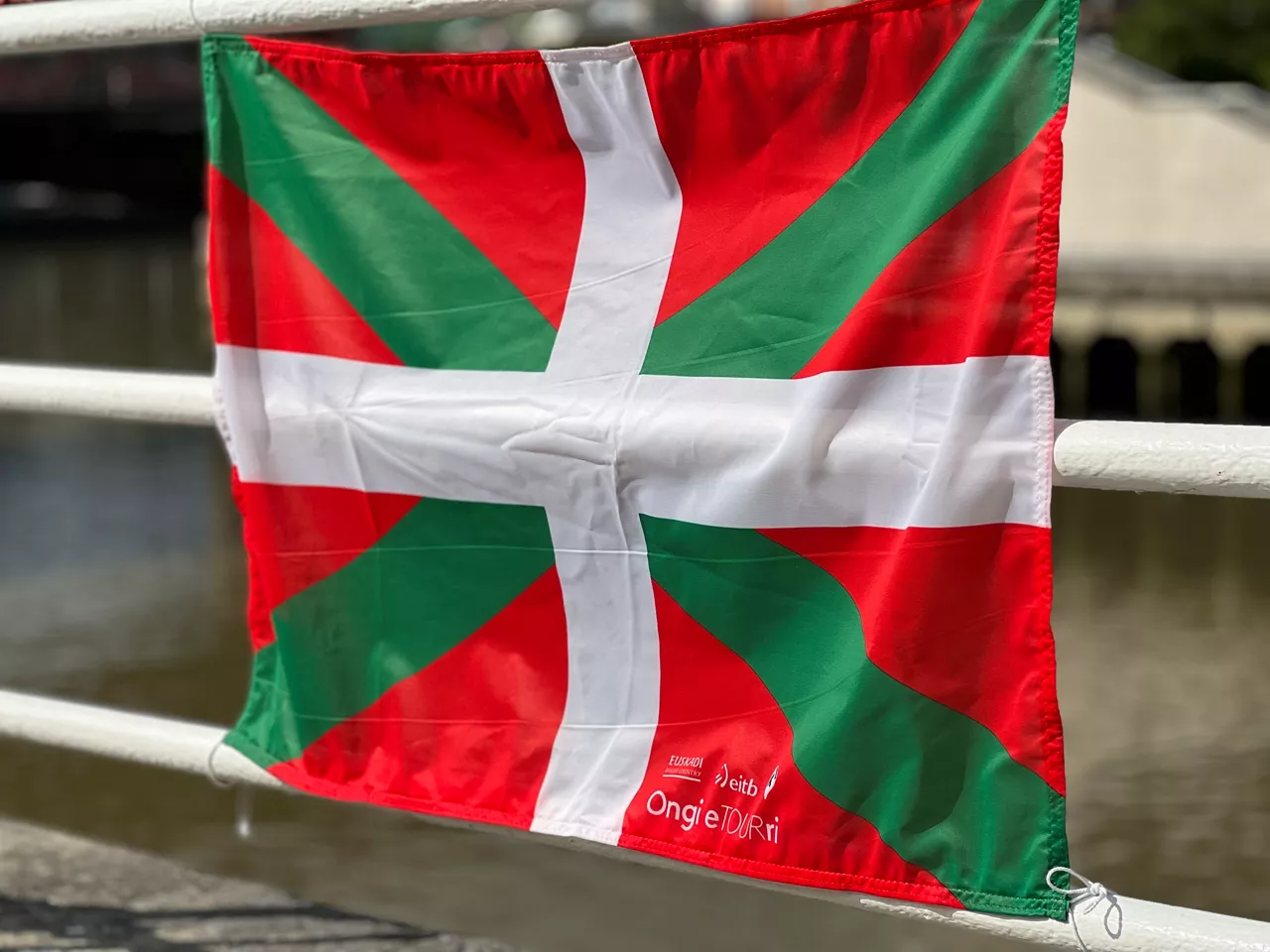 EITB Tour 2023 Grand Depart Pays Basque ikurrinen banaketa reparto