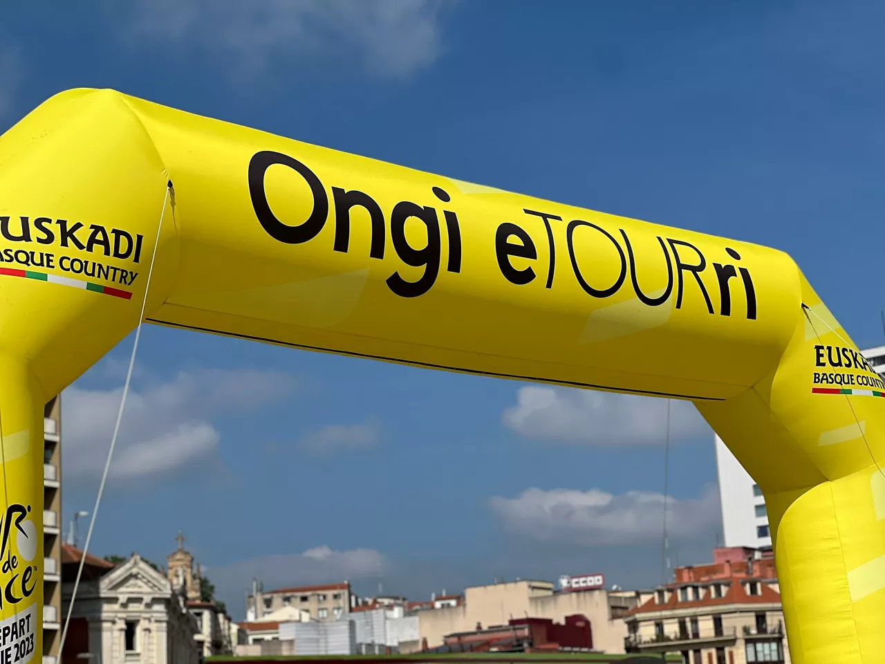 EITB Tour 2023 Grand Depart Pays Basque ikurrinen banaketa reparto