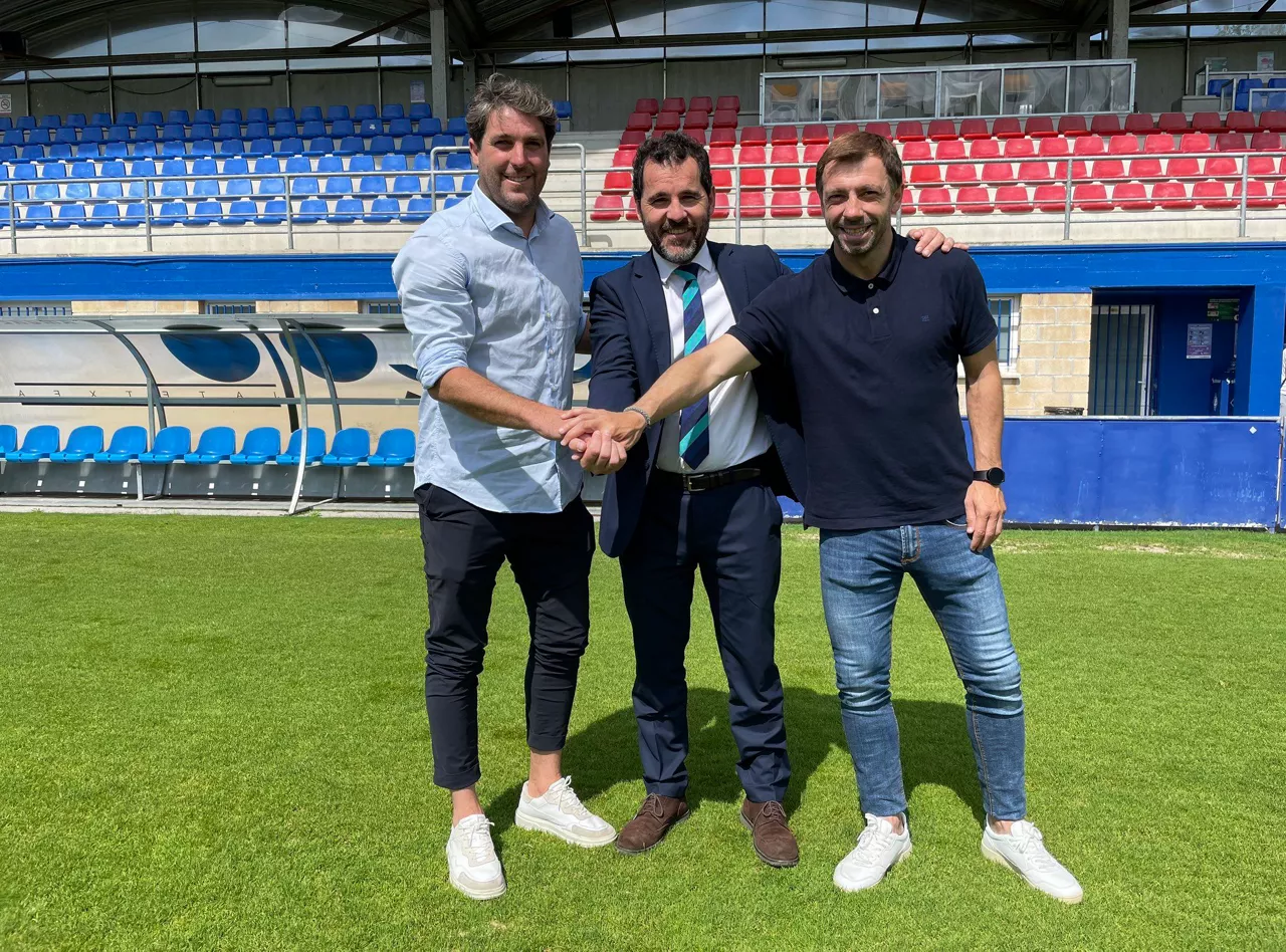 El director deportivo Asier Goiria, el presidente Jon Larrea y el entrenador Haritz Mujika.